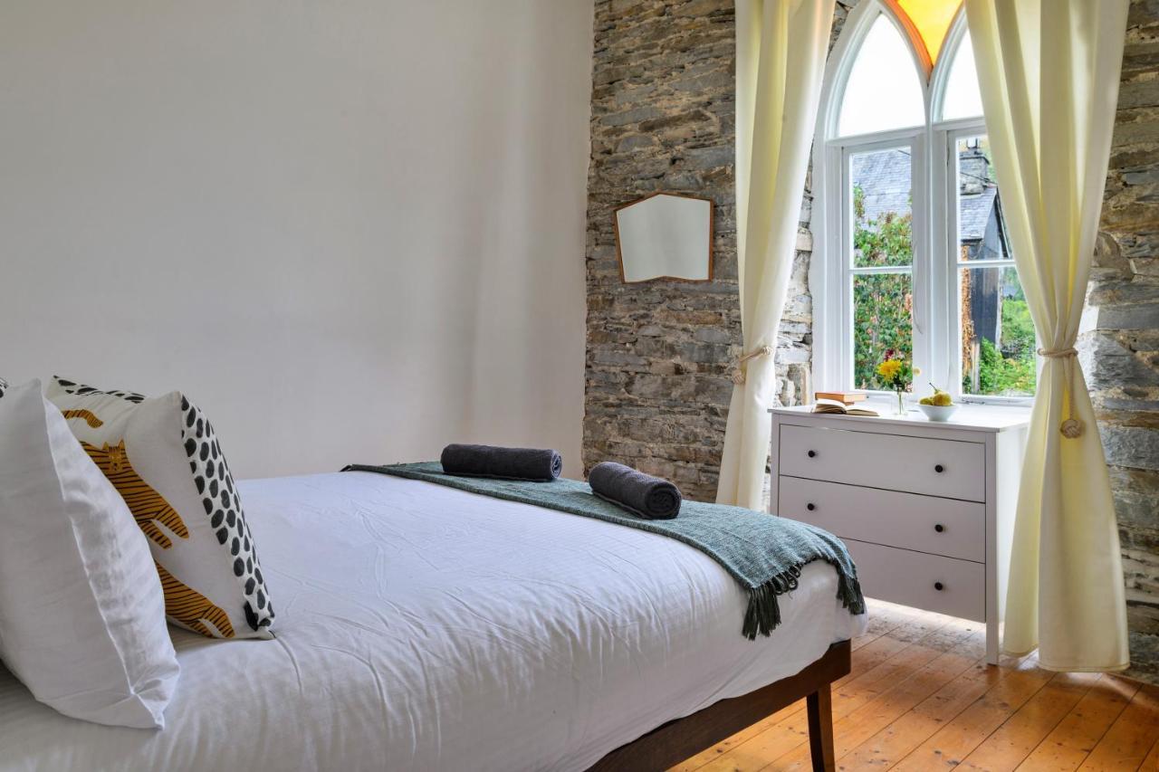 Finest Retreats - Luxury Converted Chapel With Hot Tub & Games Room 迪纳斯马维 外观 照片