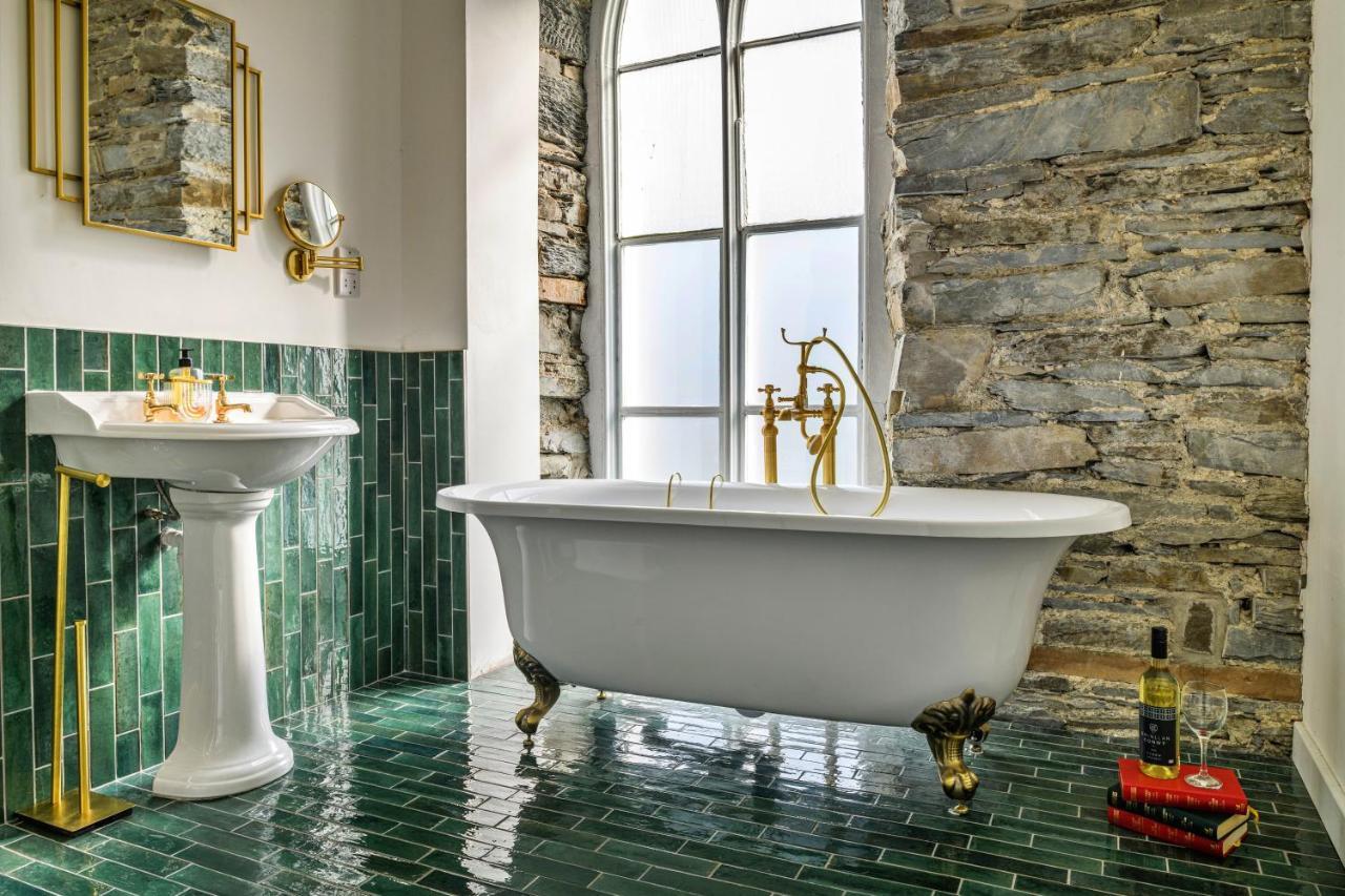 Finest Retreats - Luxury Converted Chapel With Hot Tub & Games Room 迪纳斯马维 外观 照片