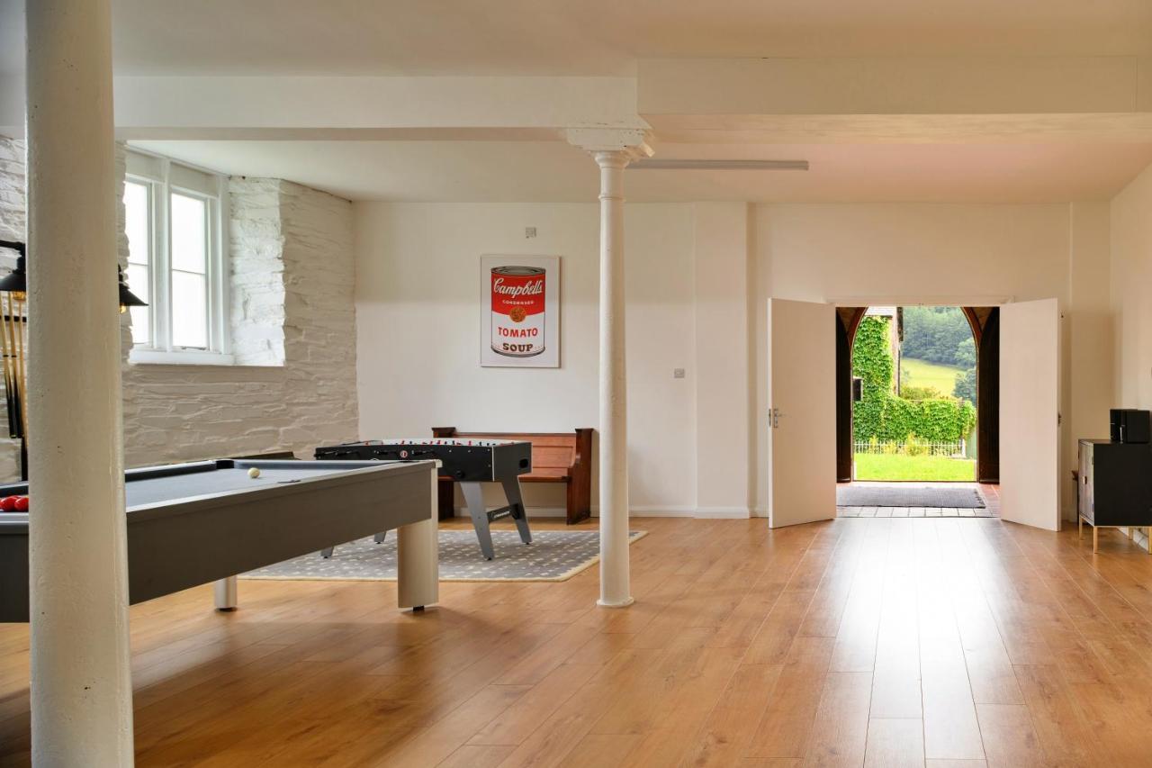 Finest Retreats - Luxury Converted Chapel With Hot Tub & Games Room 迪纳斯马维 外观 照片